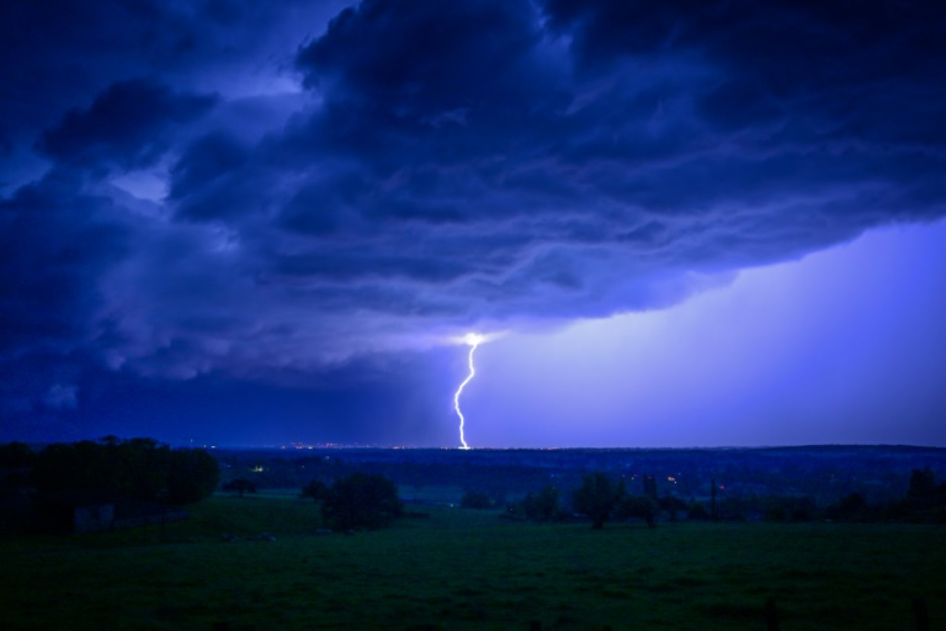 Des orages sont attendus sur le Massif central, placé en vigilance orange, après un épisode nocturne particulièrement marqué en Isère © OLIVIER CHASSIGNOLE