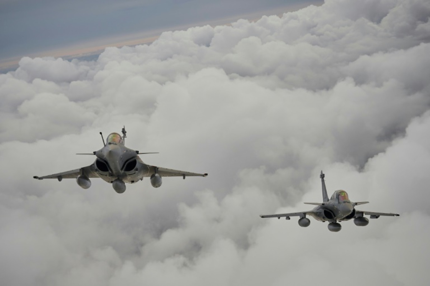 Une voiture de l'armée de l'Air et d'autres véhicules de secours sont stationnés à Colombey-les-Belles, dans l'est de la France, le 14 août 2024, à la suite d'un accident entre deux avions militaires Rafale. © Jean-Christophe VERHAEGEN