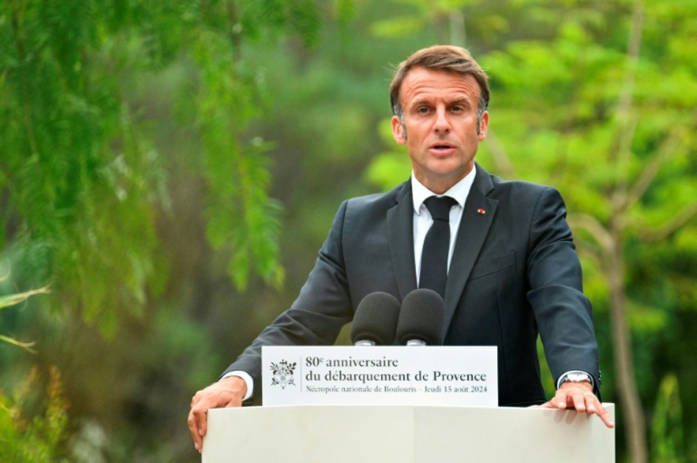 Le président Emmanuel Macron s'exprime lors de la cérémonie pour le 80e anniversaire du débarquement en Provence, le 15 août 2024 à la nécropole de Boulouris, dans le Var © Christophe SIMON