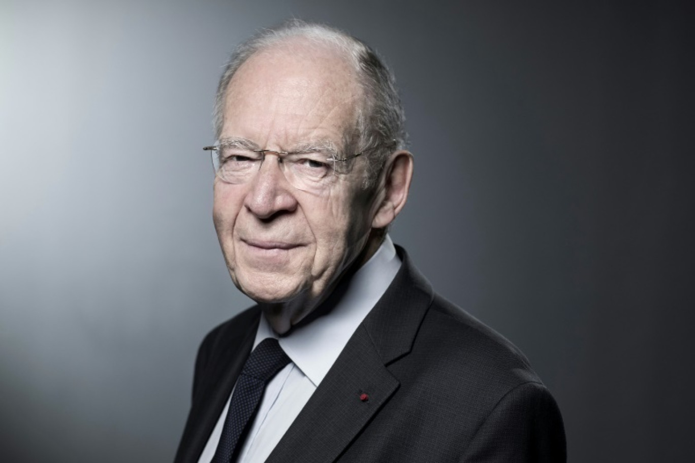 L'ancien homme politique socialiste Louis Mermaz reçoit la distinction d'Officier de la Légion d'Honneur lors d'une cérémonie à l'Élysée, le 18 septembre 2012 à Paris © GONZALO FUENTES