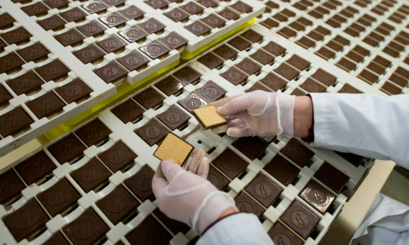 Des biscuits Bahlsen sur une ligne de production de l'usine de Barsinghausen à Hanovre, le 3 mars 2015 en Allemagne © JULIAN STRATENSCHULTE