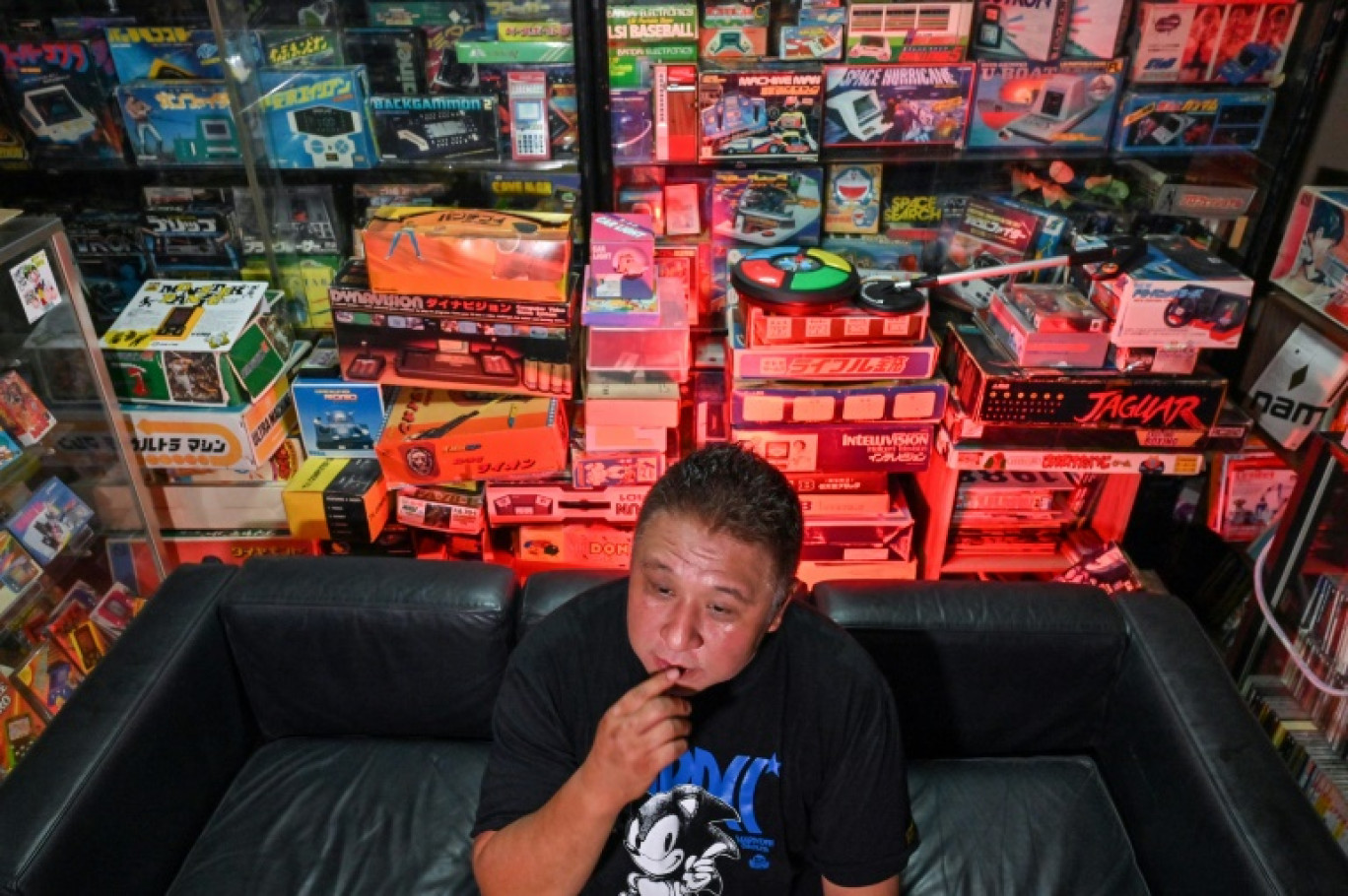 Le collectionneur "Proudro" montre ses consoles et jeux vidéo anciens chez lui à Kasumigaura, dans la préfecture d'Ibaraki, dans l'est du Japon, le 24 juin 2024 © Richard A. Brooks