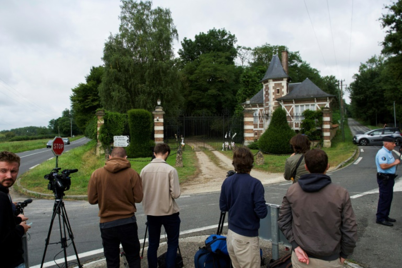 Des journalistes devant la propriété d'Alain Delon à Douchy (Loiret), le 18 août 2024 © GUILLAUME SOUVANT