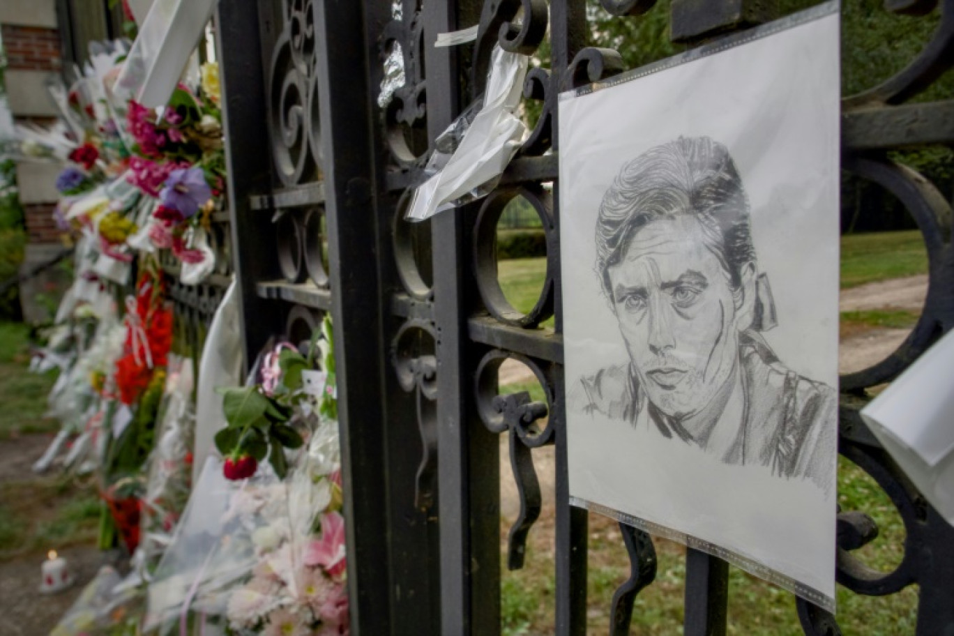 Un portrait au crayon de l'acteur français Alain Delon devant l'entrée de la propriété La Brulerie, à Douchy, dans le centre de la France, le 18 août 2024 © GUILLAUME SOUVANT