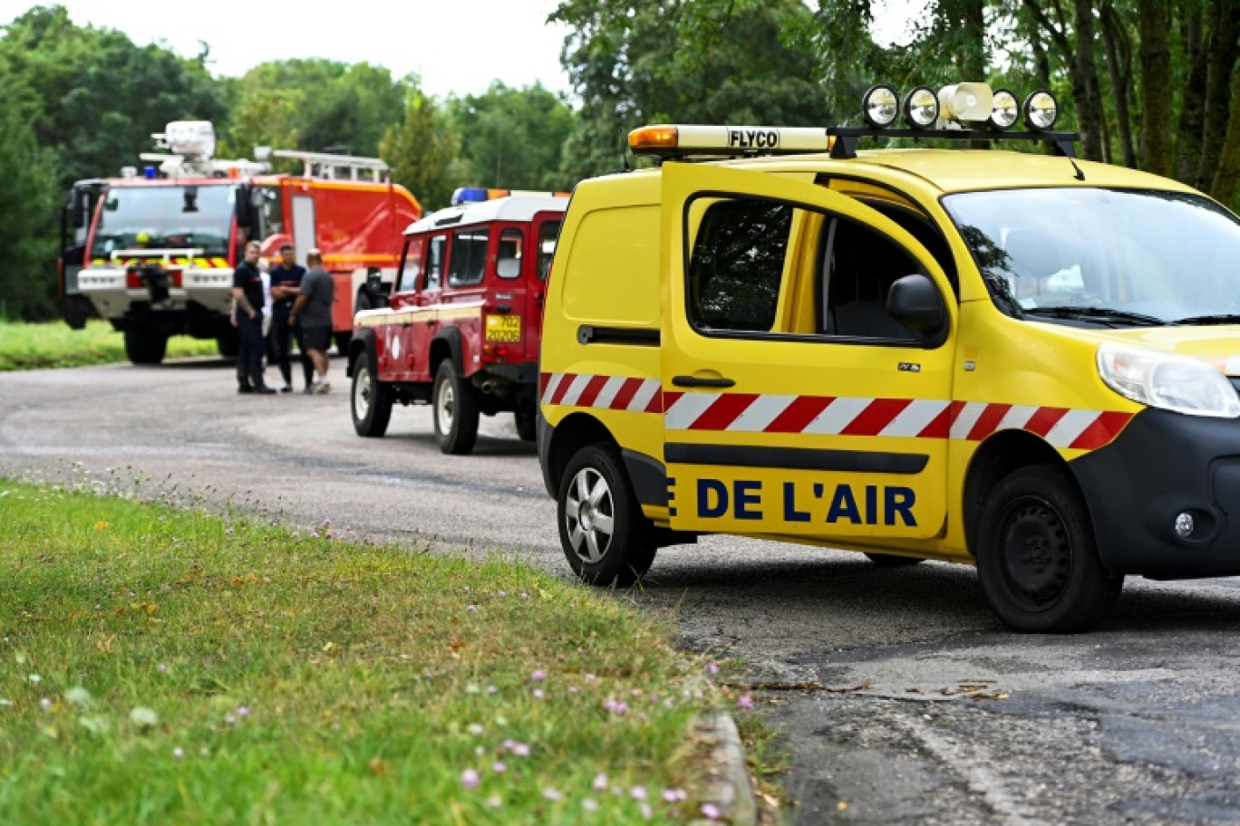 Une voiture de l'armée de l'Air et d'autres véhicules de secours sont stationnés à Colombey-les-Belles, dans l'est de la France, le 14 août 2024, à la suite d'un accident entre deux avions militaires Rafale. © Jean-Christophe VERHAEGEN