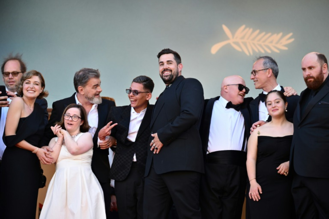 L'équipe de la comédie "Un p'tit truc en plus", avec son réalisateur Artus (C), au 77e festival de Cannes le 22 mai 2024 © Christophe SIMON