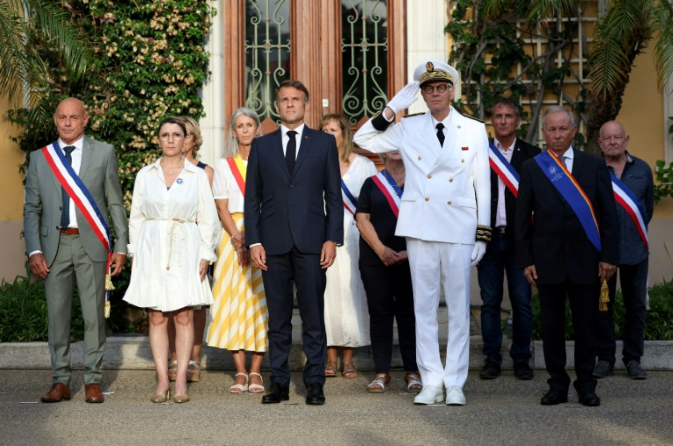 Le président français Emmanuel Macron (G) lors des cérémonies pour les 80 ans de la libération de Bormes-les-Mimosas (Var), le 17 août 2024 © Manon Cruz