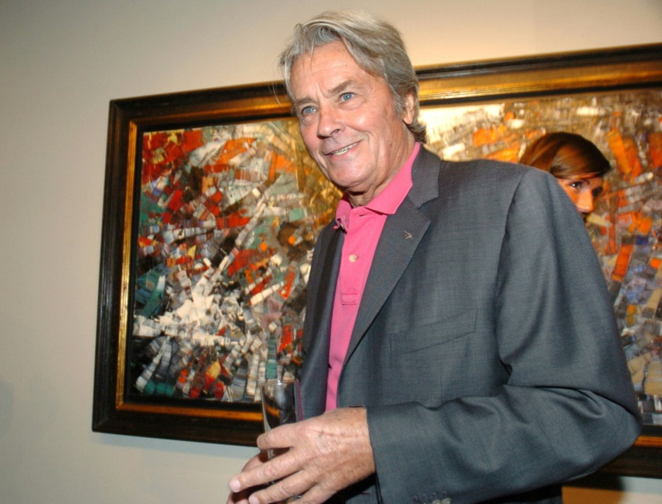 L'acteur Alain Delon pose, le 11 octobre 2007 à l'Hôtel Drouot à Paris, devant une pièce de sa collection d'art qu'il met en vente aux enchères © JEAN AYISSI