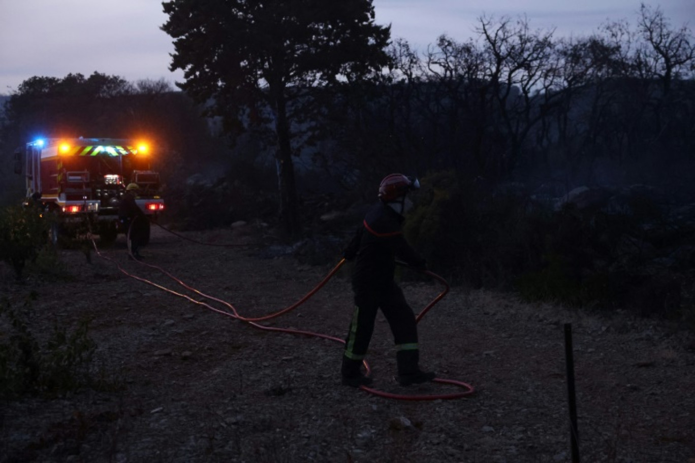 Un homme devant sa maison incendiée dans le massif de la Guardiole, près de Frontignan, le 19 août 2024 dans l'Hérault © Pascal GUYOT