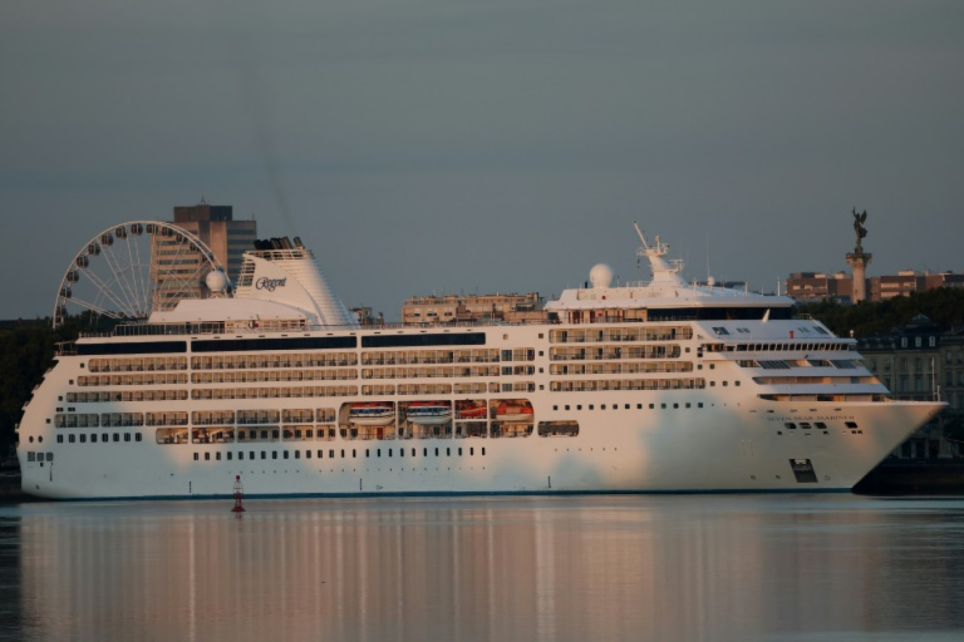 Le paquebot de croisière "Seven Seas Mariner" en escale dans le centre-ville de Bordeaux le 16 août 2024. © ROMAIN PERROCHEAU