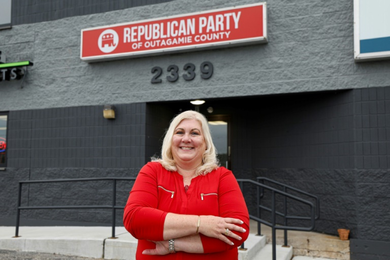 Pam Van Handel, devant le bâtiment du Parti républicain du comté d'Outagamie, le 21 juin 2024 à Appleton, dans le Wisconsin © KAMIL KRZACZYNSKI