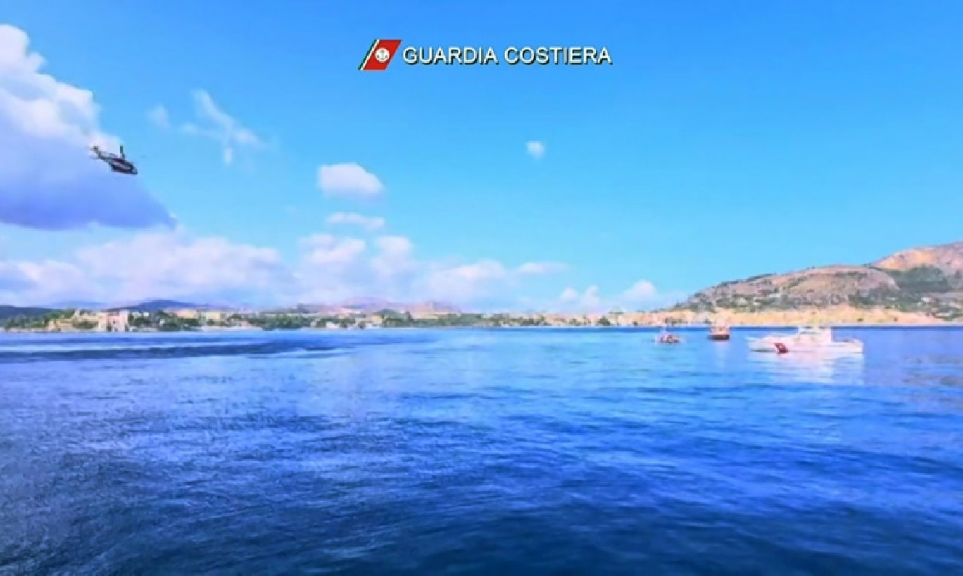 Des plongeurs du corps des pompiers italiens rentrent au port de Porticello, un jour après le naufrage du yacht de luxe Bayesian battant pavillon britannique, le 20 août 2024 en Sicile © Alberto PIZZOLI