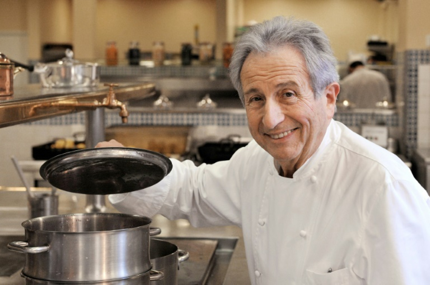 Le chef Michel Guérard, triplement étoilé au guide Michelin depuis 1977, pose dans la cuisine de son restaurant Les Prés d'Eugénie, à Eugénie-les-Bains, dans les Landes le 28 novembre 2008 © PIERRE ANDRIEU