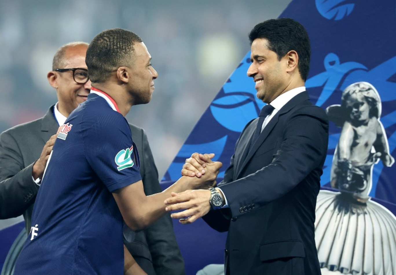 Kylian Mbappé serre la main du président du PSG Nasser Al-Khelaifi (R) après la victoire du club parisien en finale de la Coupe de France face à Lyon, à Villeneuve d'Ascq, le 25 mai 2024 © FRANCK FIFE