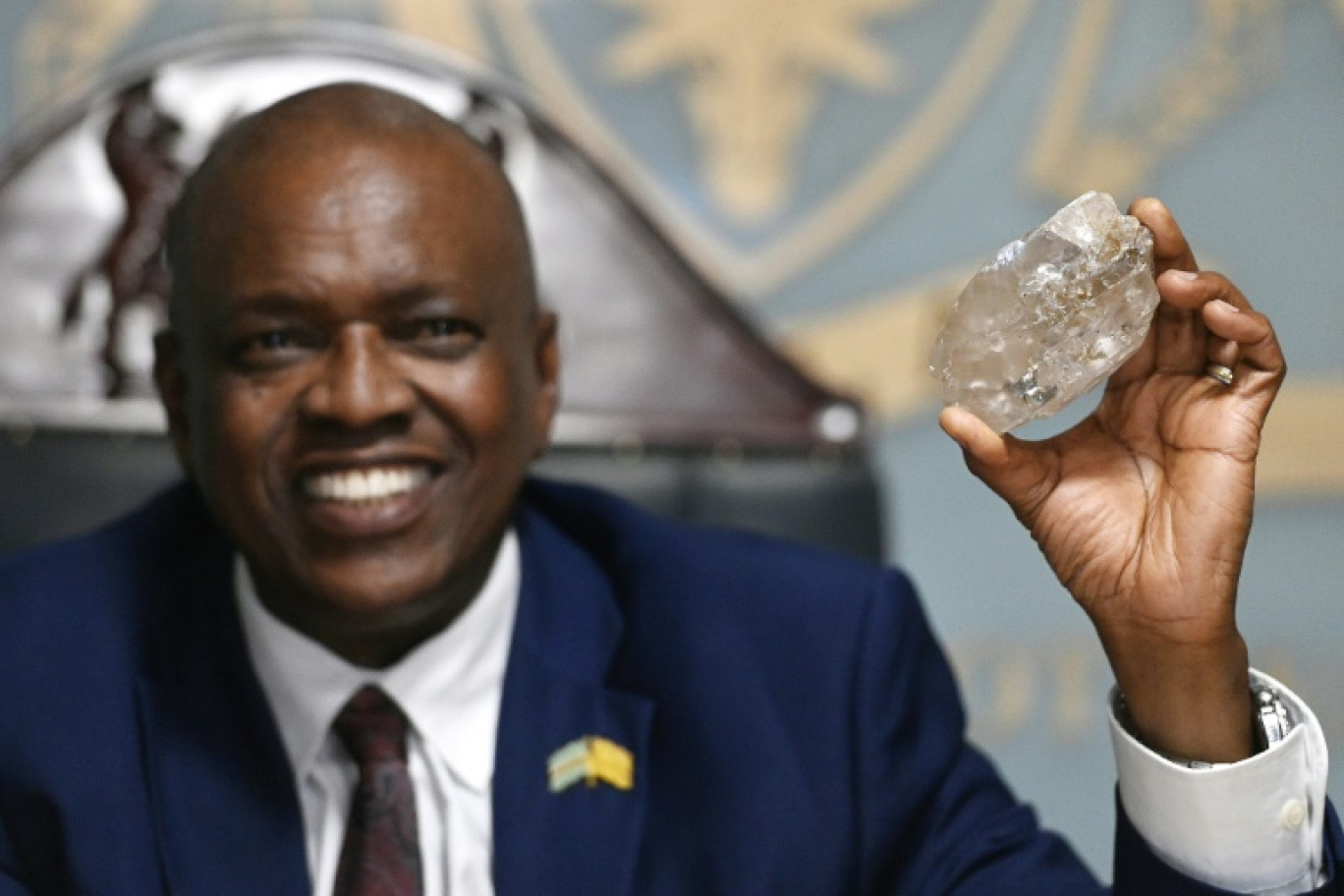 Le président Mokgweetsi Masisi montre le deuxième plus gros diamant du monde, le 22 août 2024, à Gaborone, au Botswana © Monirul BHUIYAN