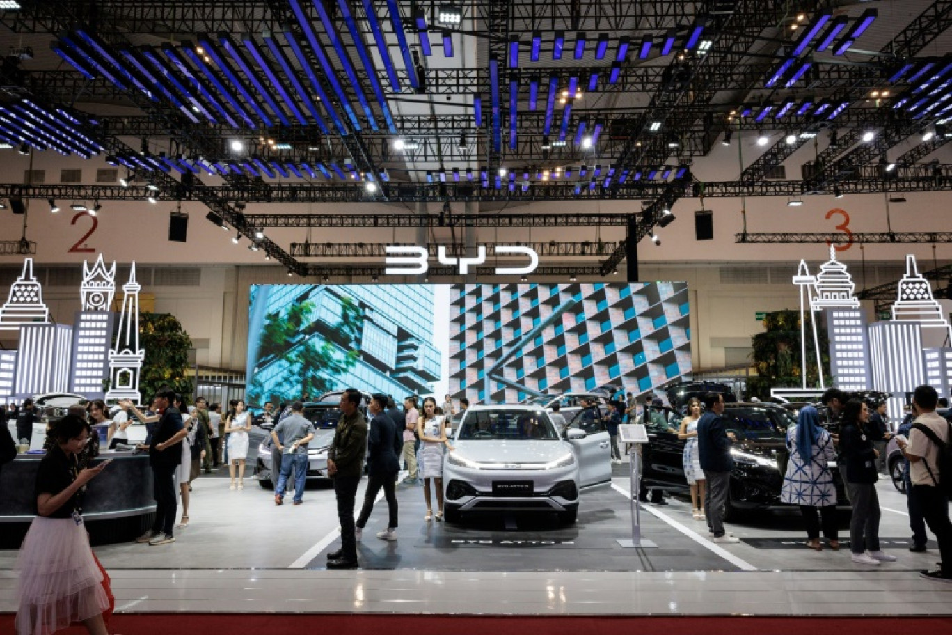 Une voiture électrique chinoise BYD Atto 3 (C) est montrée à l'occasion du salon automobile de Gaikindo à Tangerang, en Indonésie, le 26 juillet 2024 © Yasuyoshi CHIBA