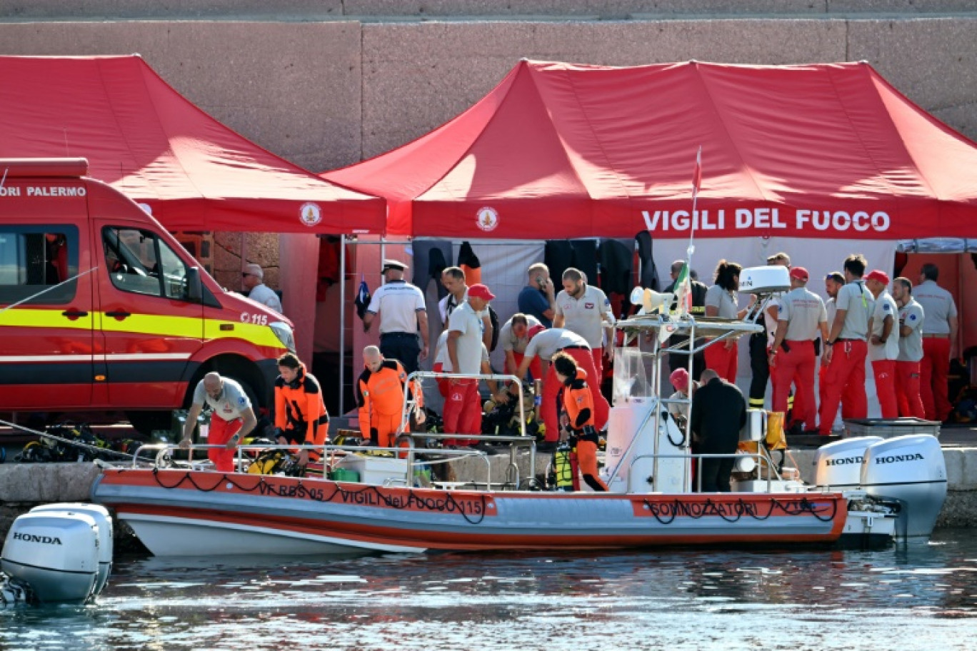 Des plongeurs des pompiers italiens se préparent à Porticello près de Palerme, le 21 août 2024, deux jours après le naufrage du yacht de luxe battant pavillon britannique. © Alberto PIZZOLI