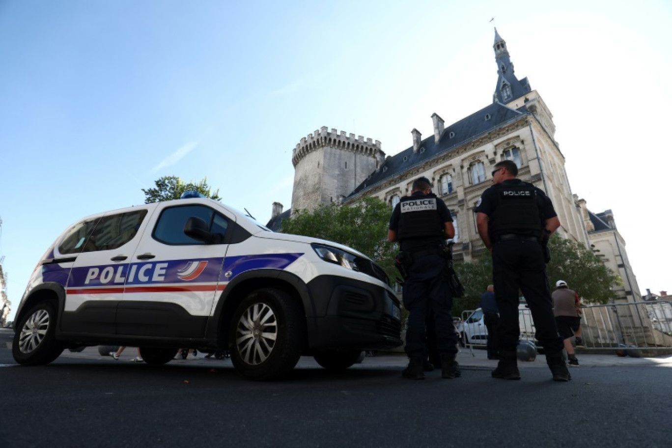 Des policiers sécurisent les lieux devant l'hôtel de ville après qu'un homme a mis le feu dans un bureau de la mairie, sans faire de blessé, à Angoulême le 21 août 2024 © Romain PERROCHEAU