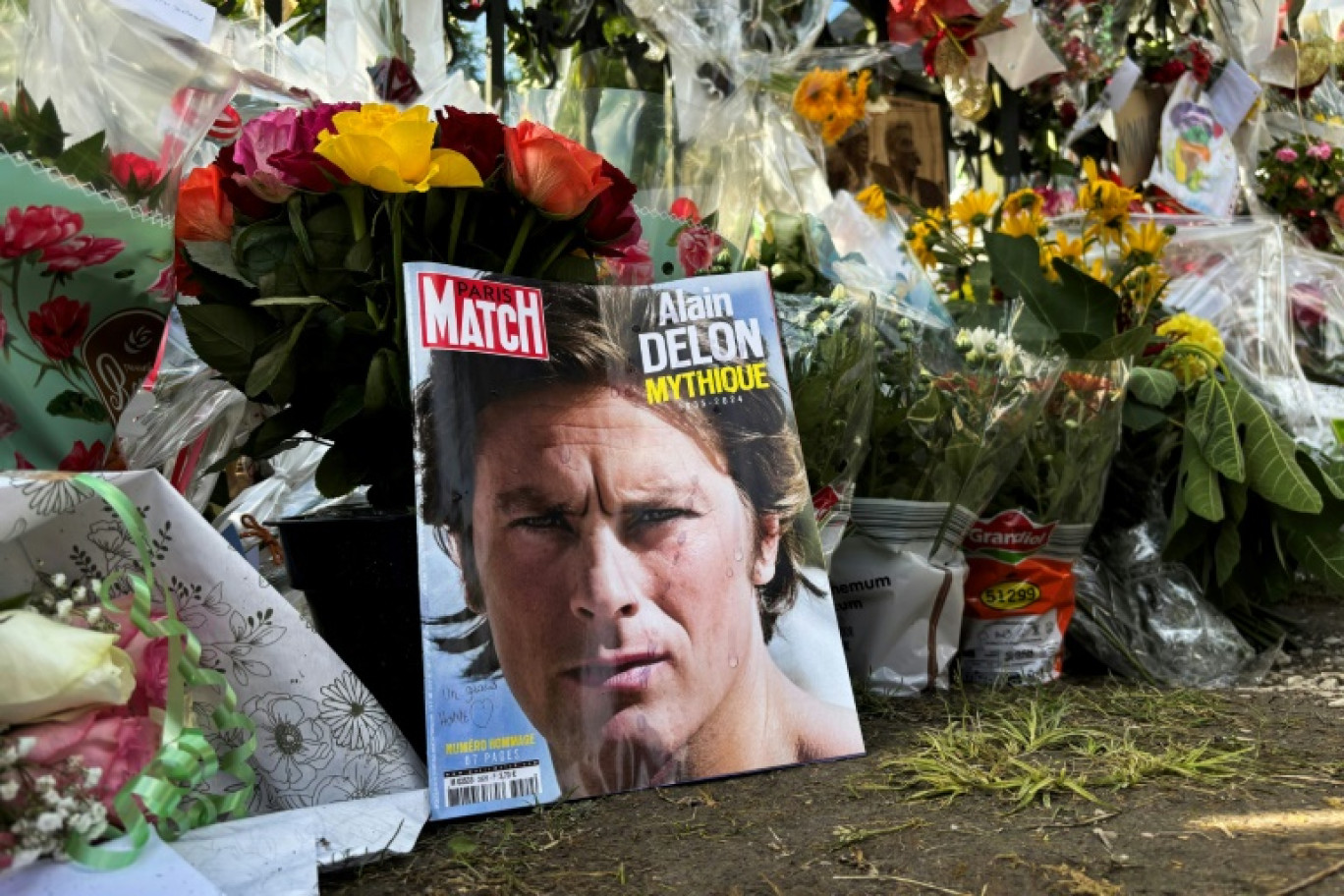 Les hommages à Alain Delon devant sa propriété de Douchy, dans le Loiret, le 21 août 2024 © Tom MASSON