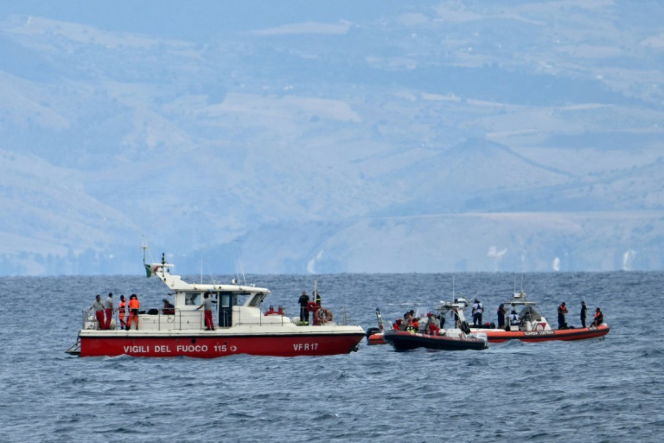 Des bateaux de sauvetage des pompiers italiens opèrent au large de Porticello, près de Palerme, le 21 août 2024, deux jours après le naufrage du yacht de luxe Bayesian en Italie © Alberto PIZZOLI