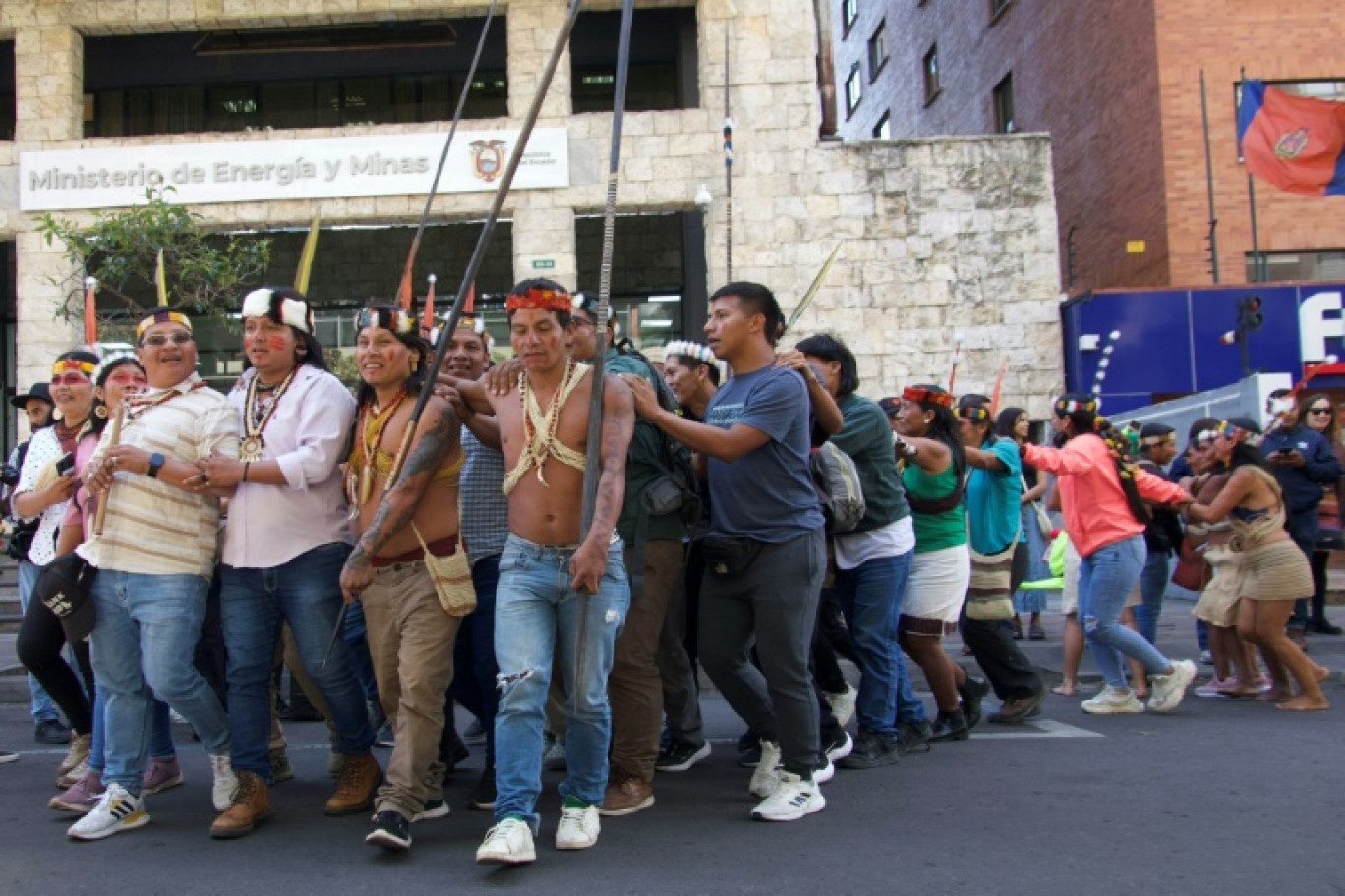 Quelques dizaines d'indigènes Waorani et des militants écologistes manifestent devant le ministère de l'Energie, à Quito, contre l'extraction pétrolière dans la réserve naturelle de Yasuni, en Amazonie, le 20 août 2024 © Rodrigo BUENDIA