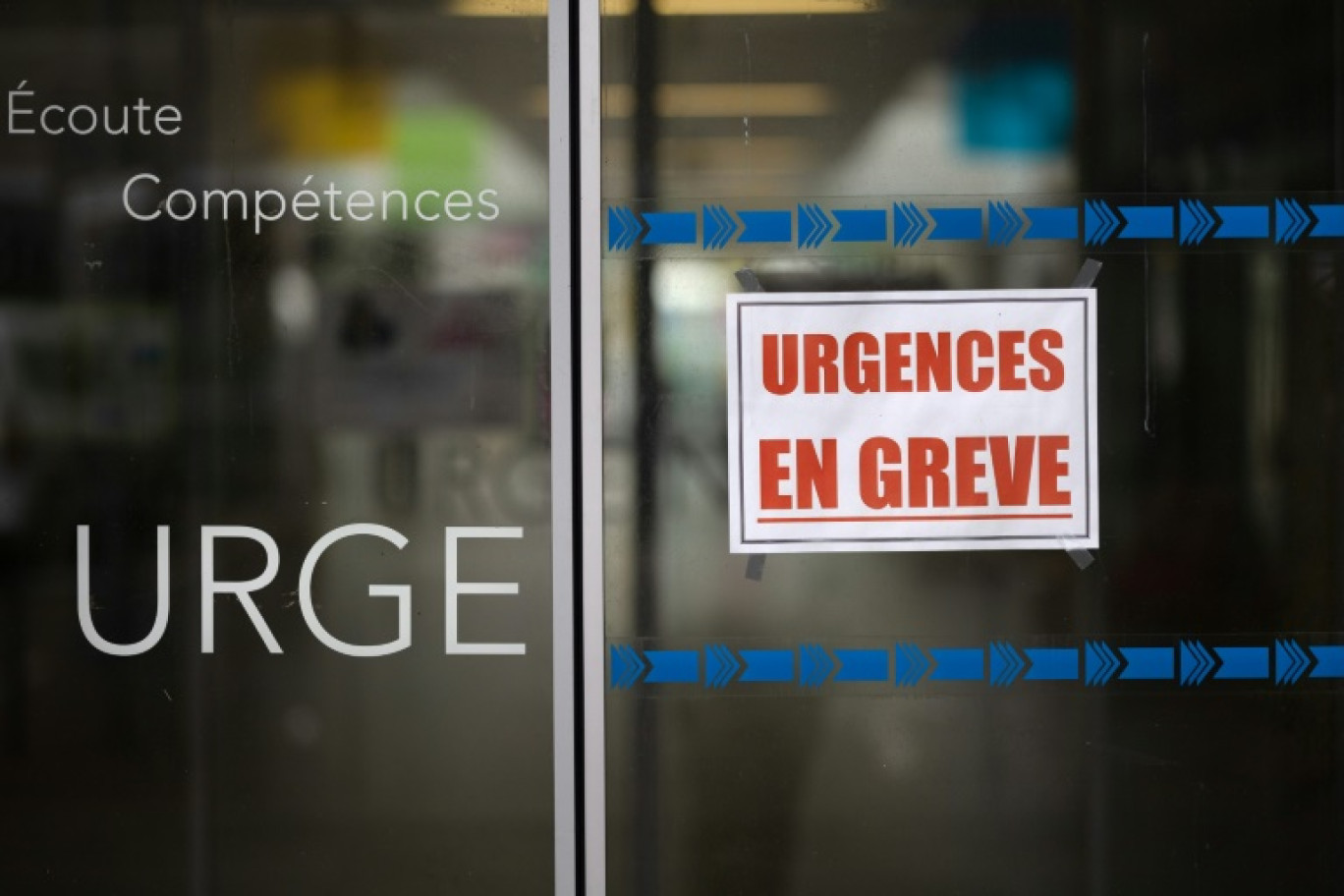 La porte des urgences du CHU de Brest avec un panneau "Urgences en grève", le 22 août 2024 © Fred TANNEAU