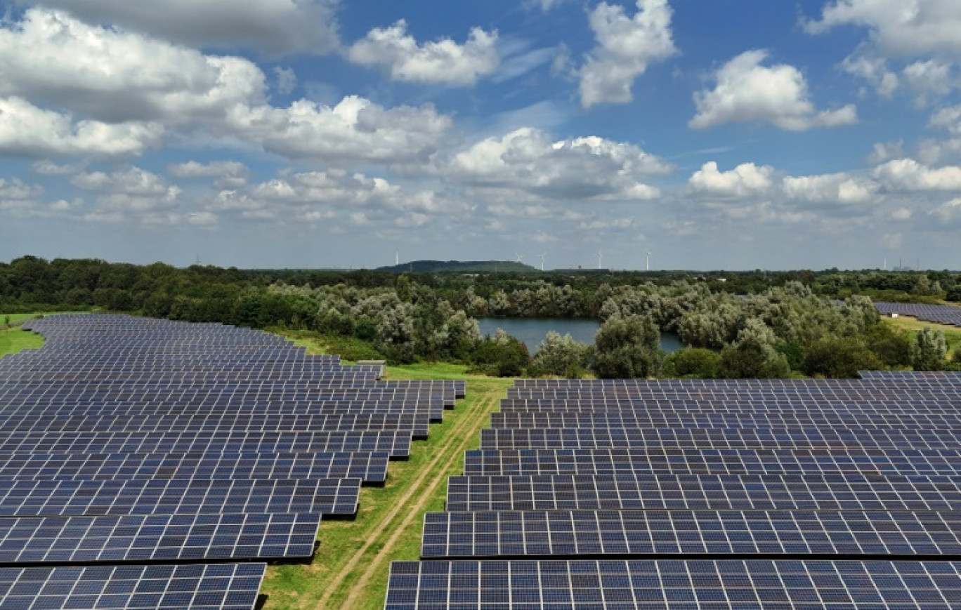 Le parc solaire du désert de Tengger, dans la région de Ningxia, au nord de la Chine, le 21 août 2024 © GREG BAKER