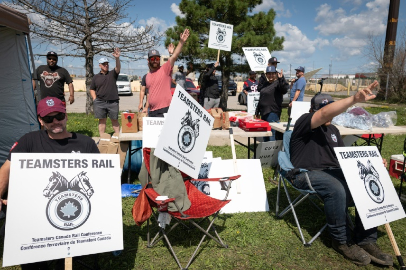 Des cheminots manifestent devant la gare de triage de Brampton, le 22 août 2024 au Canada © Ian Willms