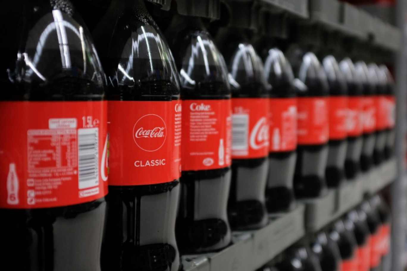 Une association française dénonce la présence de traces de microplastiques dans le Coca Cola et le Schweppes en bouteille © Daniel LEAL