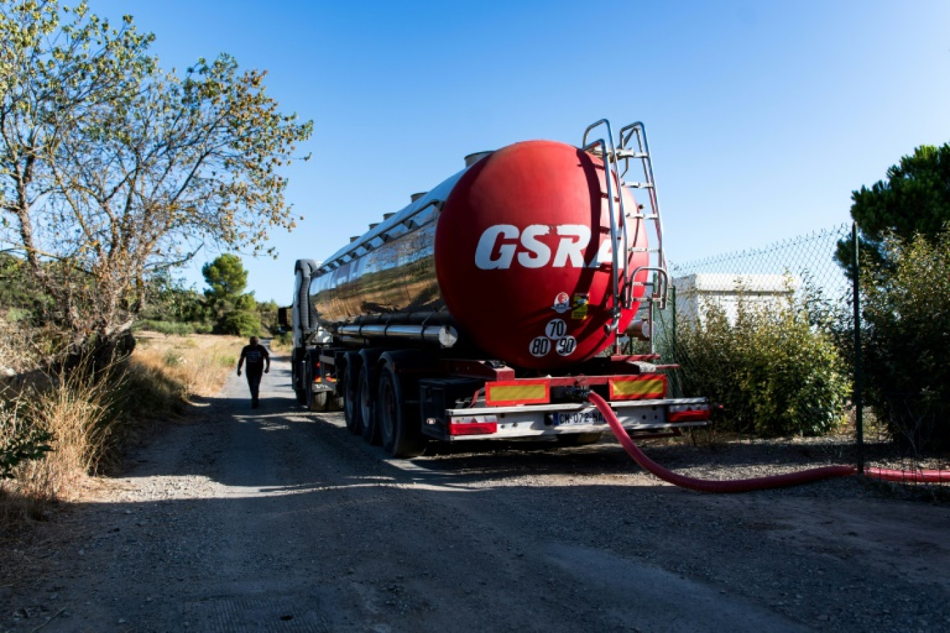 Un camion-citerne remplit un réservoir d'eau du village de Durban-Corbières privé d'eau courante plusieurs heures par jour en raison de la sécheresse, le 22 août 2024 dans l'Aude © Matthieu RONDEL