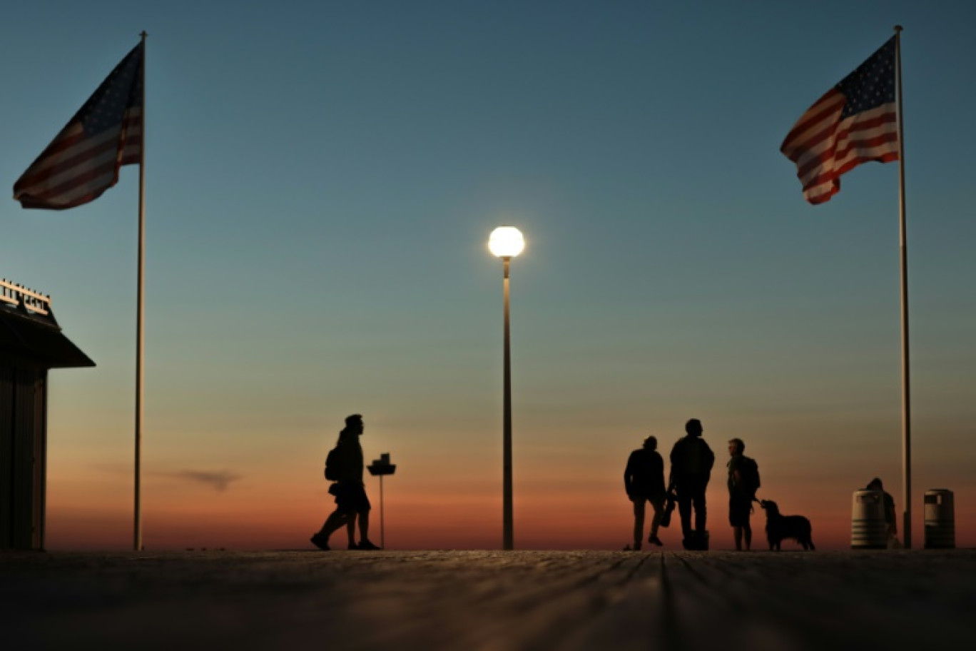 Des passants sur les planches à Deauville, dans le Calvados, le 4 septembre 2023 © LOU BENOIST