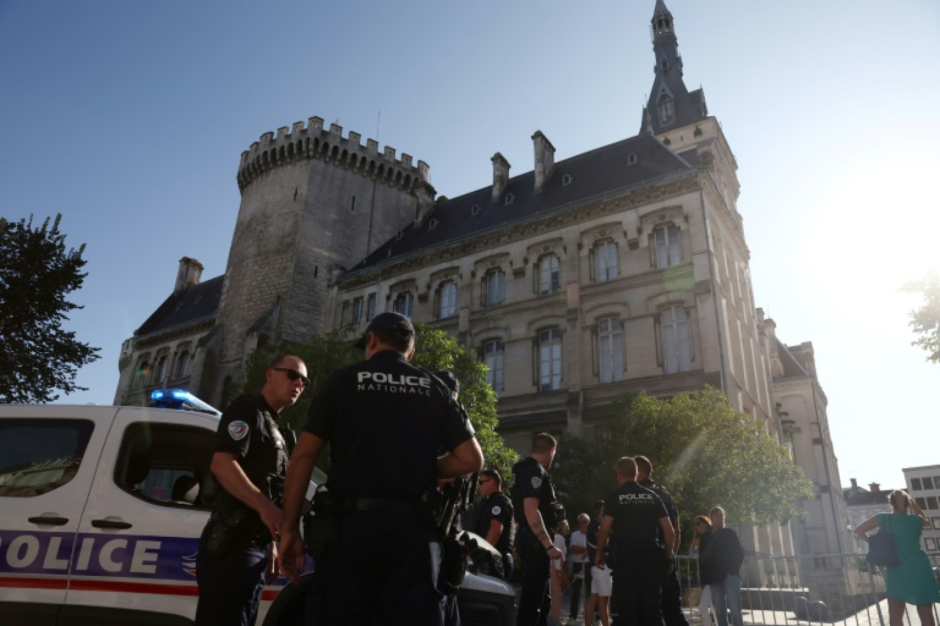 Des policiers sécurisent les lieux devant la mairie après qu'un homme a tenté de l'incendier, le 21 août 2024 à Angoulême, en Charente © Romain PERROCHEAU