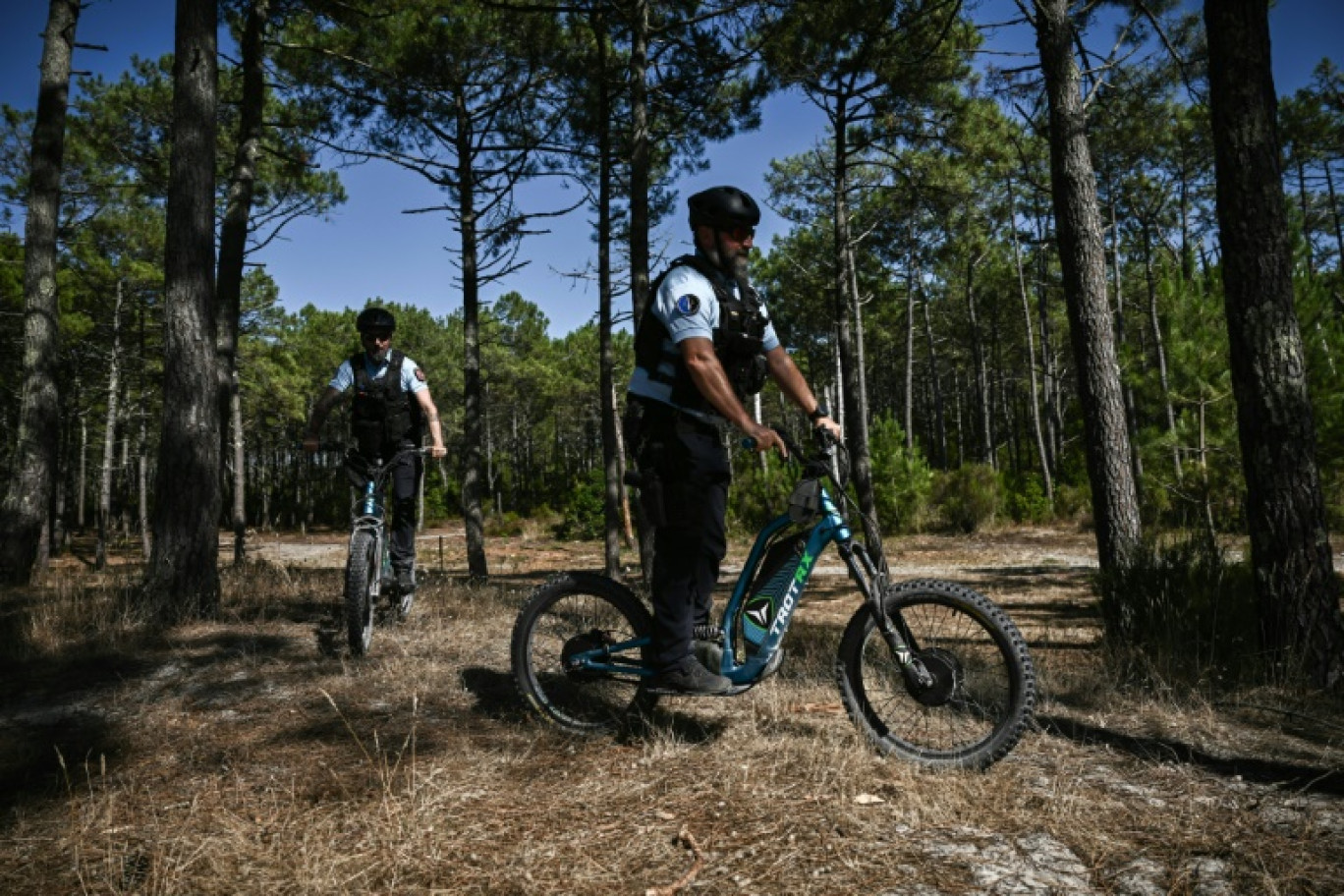 FDes gendarmes, en scooters électriques tout-terrain, patrouillent dans une forêt de pins à Lacanau, le 8 août 2024 en Gironde © Philippe LOPEZ