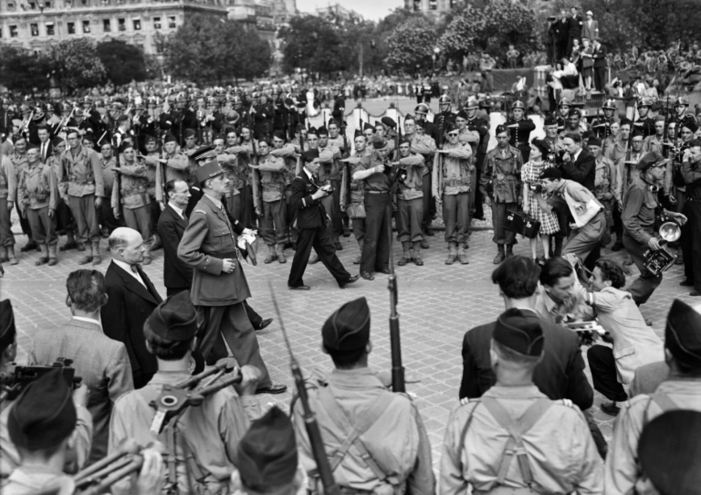 Le général de Gaulle (au centre avec le képi) sur les Champs-Elysées, le 26 août 1944 à Paris © -