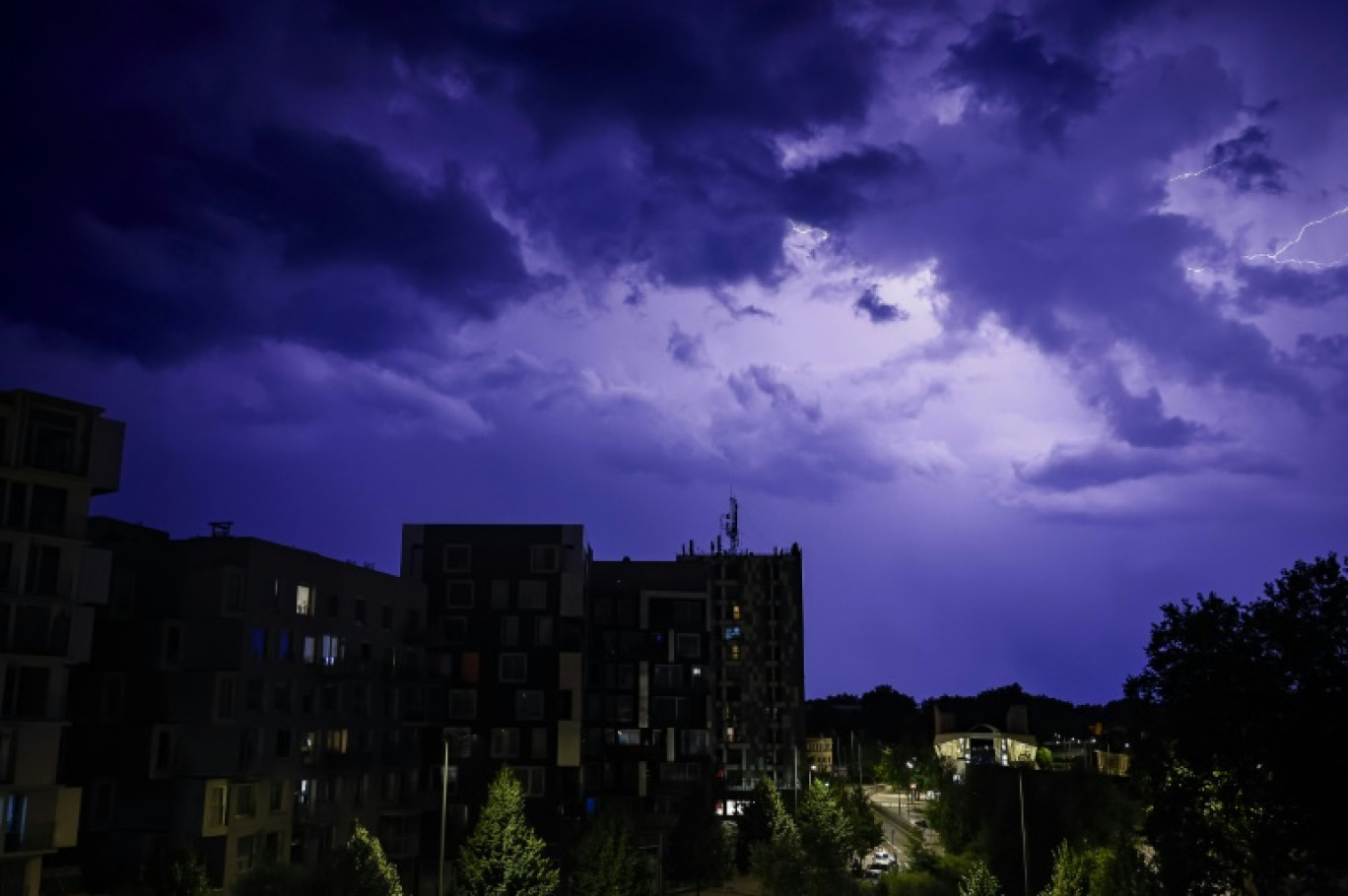 Vingt-quatre départements sur une diagonale Sud-Ouest/Nord-Est en vigilance orange orages © Sameer Al-DOUMY