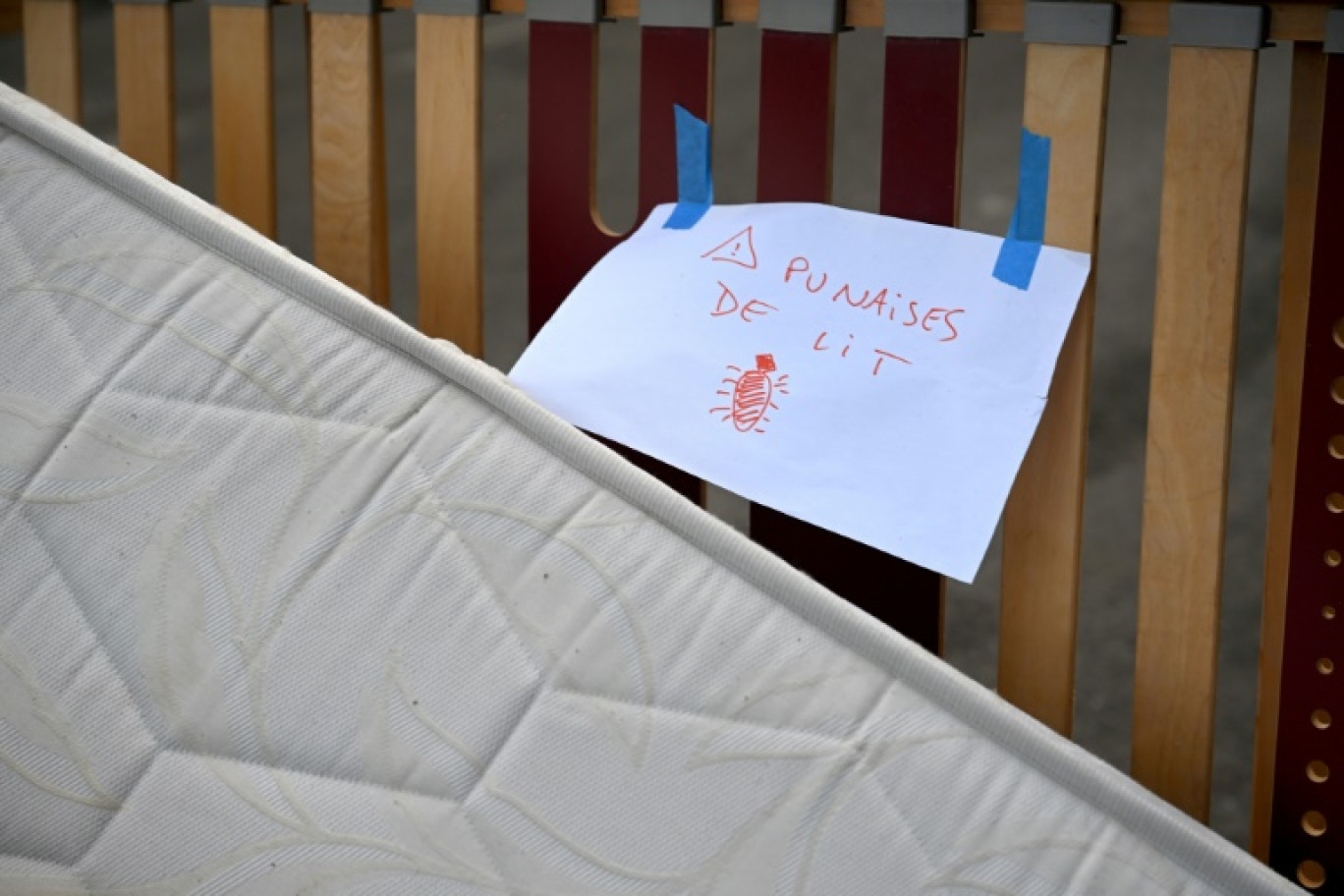 Un matelas abandonné dans la rue à Marseille avec une affichette prévenant de son infestation par des punaise de lit, le 3 octobre 2023 © Nicolas TUCAT