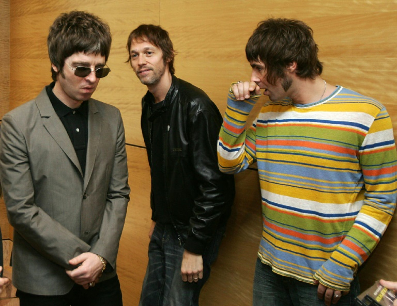 Noel Gallagher (g), son frère Liam Gallagher (D) et Andy Bell (c), du groupe de rock Oasis, le 25 février 2006 à Hong Kong © Mike CLARKE