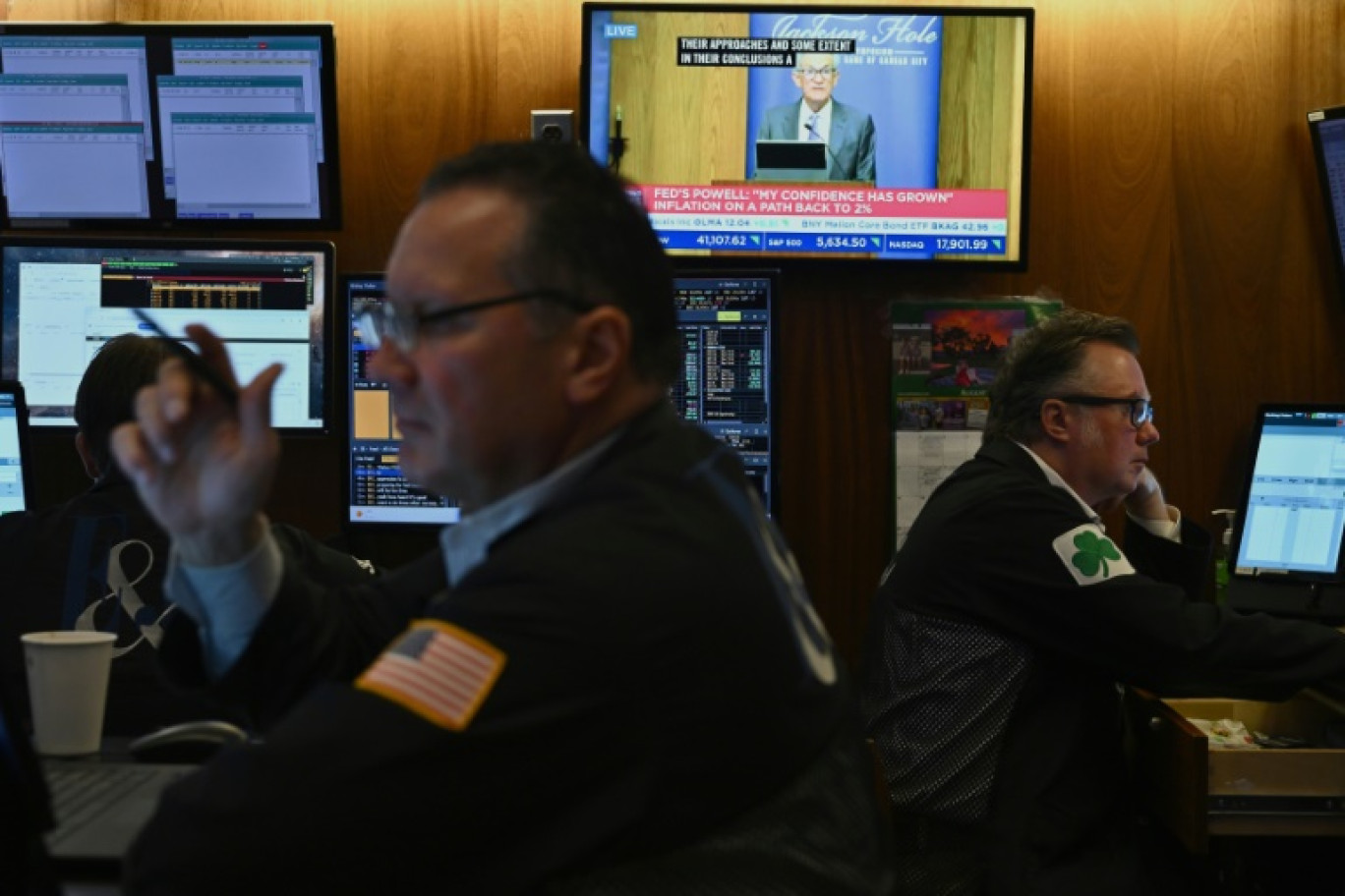 Un écran de télévision diffuse à la Bourse de New York (NYSE) à New York,le discours du président de la Fed, Jerome Powell, le 23 août 2024 © ANGELA WEISS