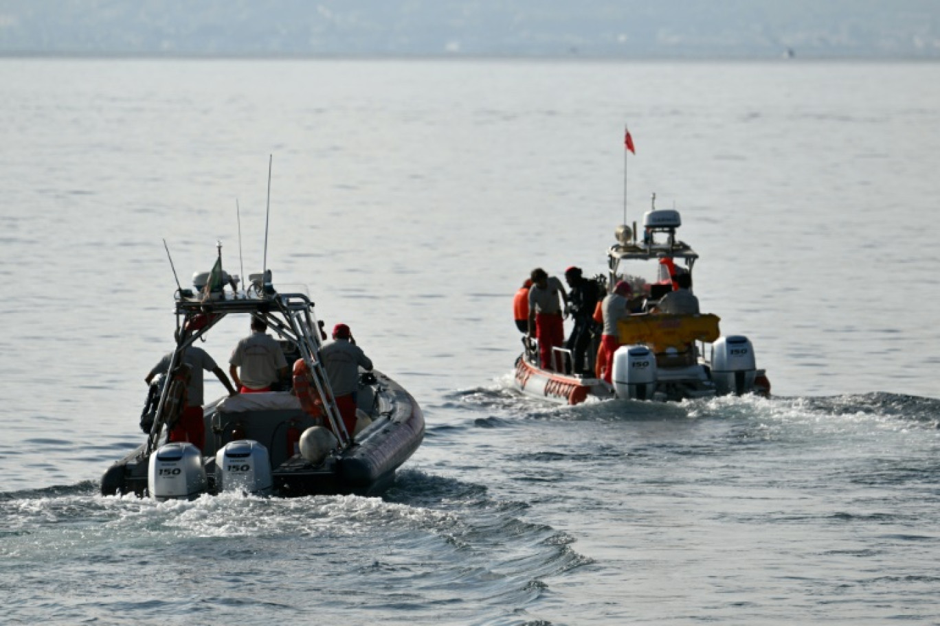 Des plongeurs des pompiers italiens portent le corps de Hannah Lynch, fille du magnat britannique Mike Lynch, le 23 août 2024 à Porticello, près de Palerme, quatre jours après le naufrage du yacht de luxe Bayesian battant pavillon britannique © Alessandro FUCARINI