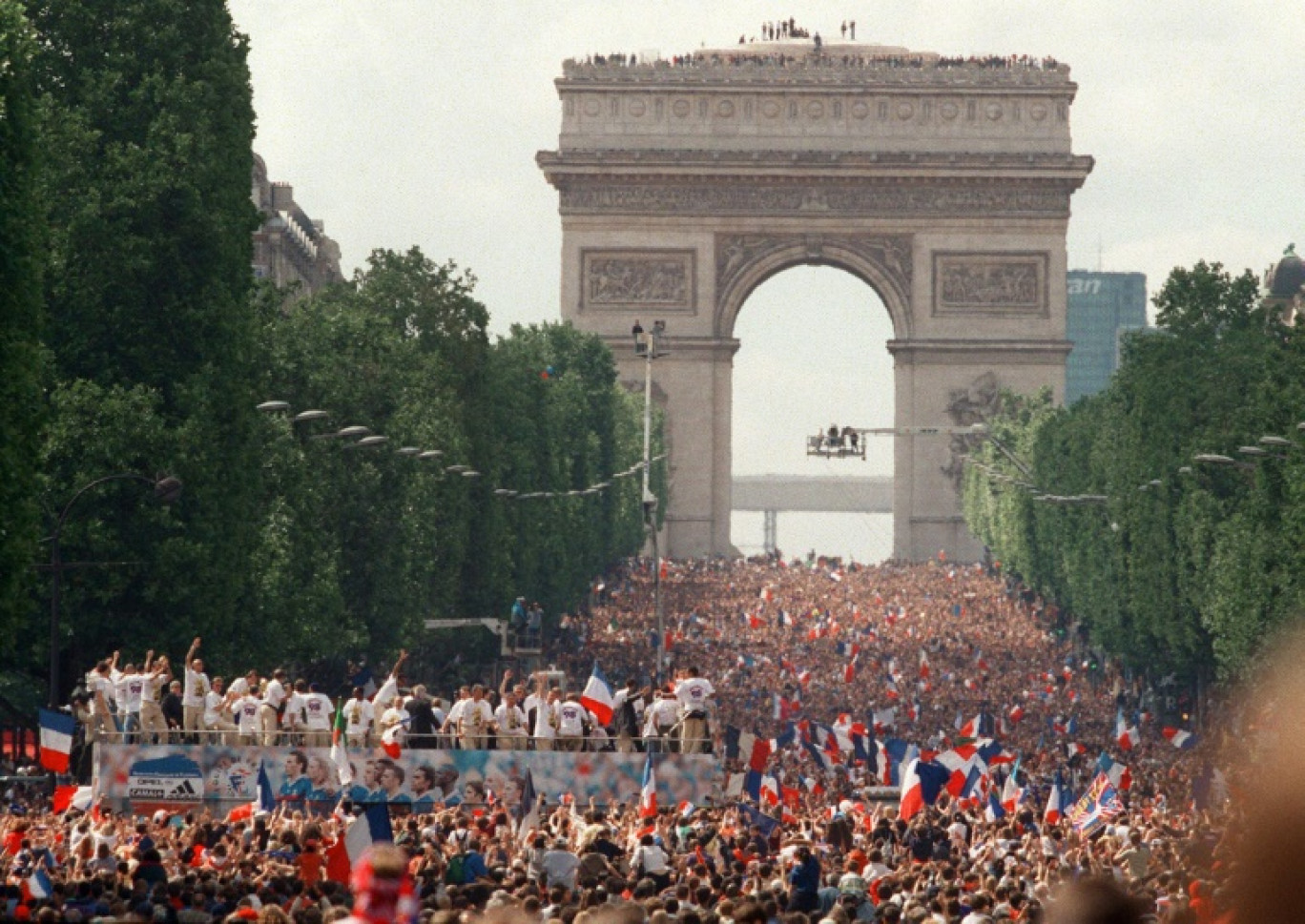 Parade de l'équipe de France de football, le 13 juillet 1998 sur les Champs-Elysées à Paris, au lendemain de sa victoire en finale de la Coupe du Monde face au Brésil © Jack GUEZ