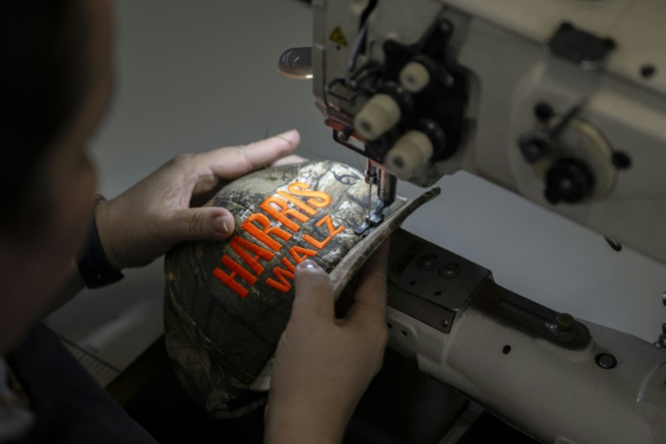 Une casquette pour la campagne présidentielle américaine des candidats démocrates Kamala Harris et Tim Walz fabriquée et cousue dans l'usine Unionwear de Newark, dans le New Jersey, le 22 août 2024 © ANGELA WEISS