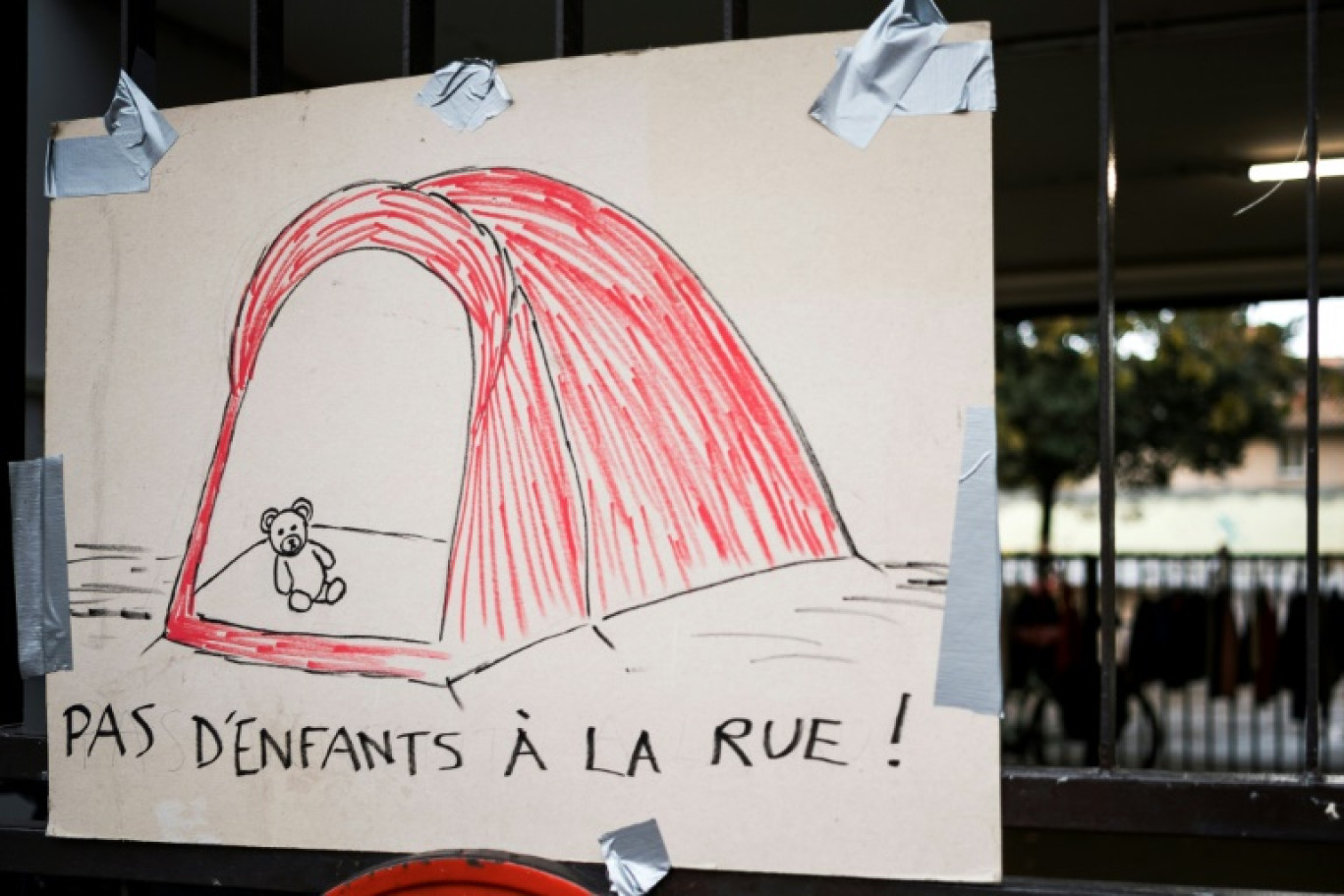 Une pancarte dénonçant les enfants dans la rue, à Toulouse, le 21 novembre 2023 © Matthieu RONDEL