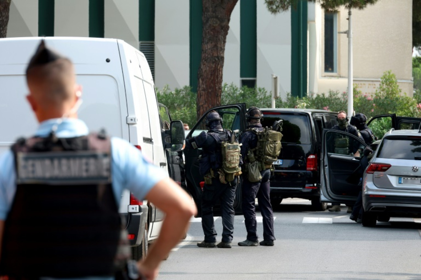 Des policiers devant la synagogue de la Grande-Motte après une attaque, le 24 août 2024 dans l'Hérault © Pascal GUYOT