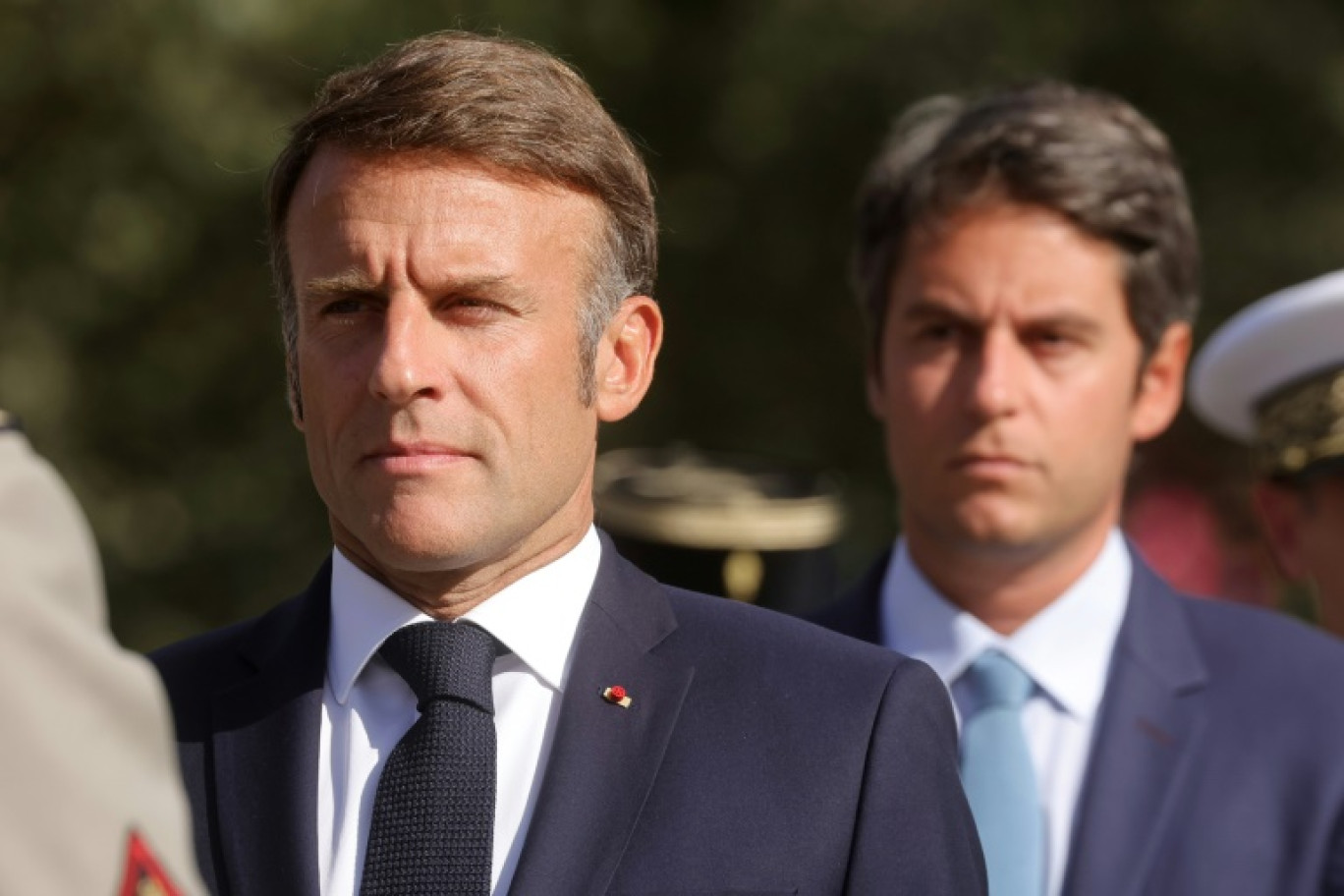 Le président Emmanuel Macron (à gauche) et le Premier ministre démissionnaire Gabriel Attal le 25 août 2024 à Paris © Teresa Suarez