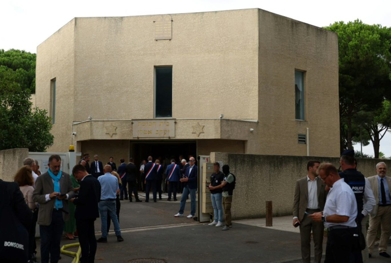 Gabriel Attal et Gérald Darmanin entrent dans la synagogue de La Grande-Motte, dans l'Hérault, visée par une attaque, le 24 août 2024 © Pascal GUYOT