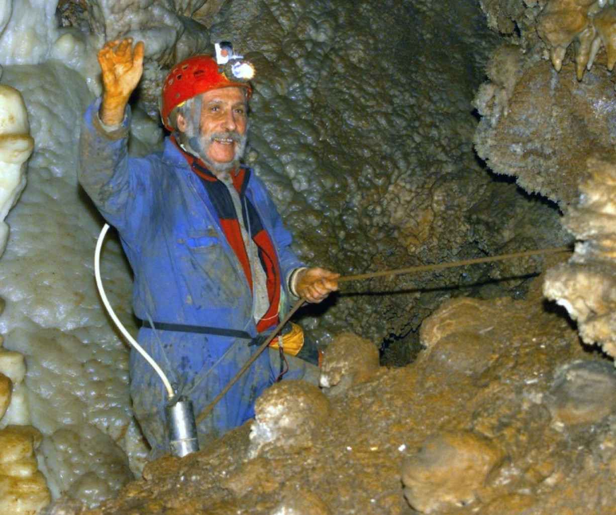 Le spéléologue Michel Siffre sort de l'une des salles de la grotte de Clamouse, après avoir passé deux mois et demi dans un isolement total, à Saint-Jean-de-Fos, le 14 février 2000 dans le sud de la France © PHILIPPE DESMAZES