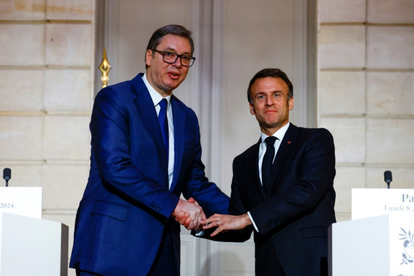 Le président serbe Aleksandar Vucic et le président français Emmanuel Macron à l'Elysée, le 8 avril 2024 à Paris © Sarah Meyssonnier