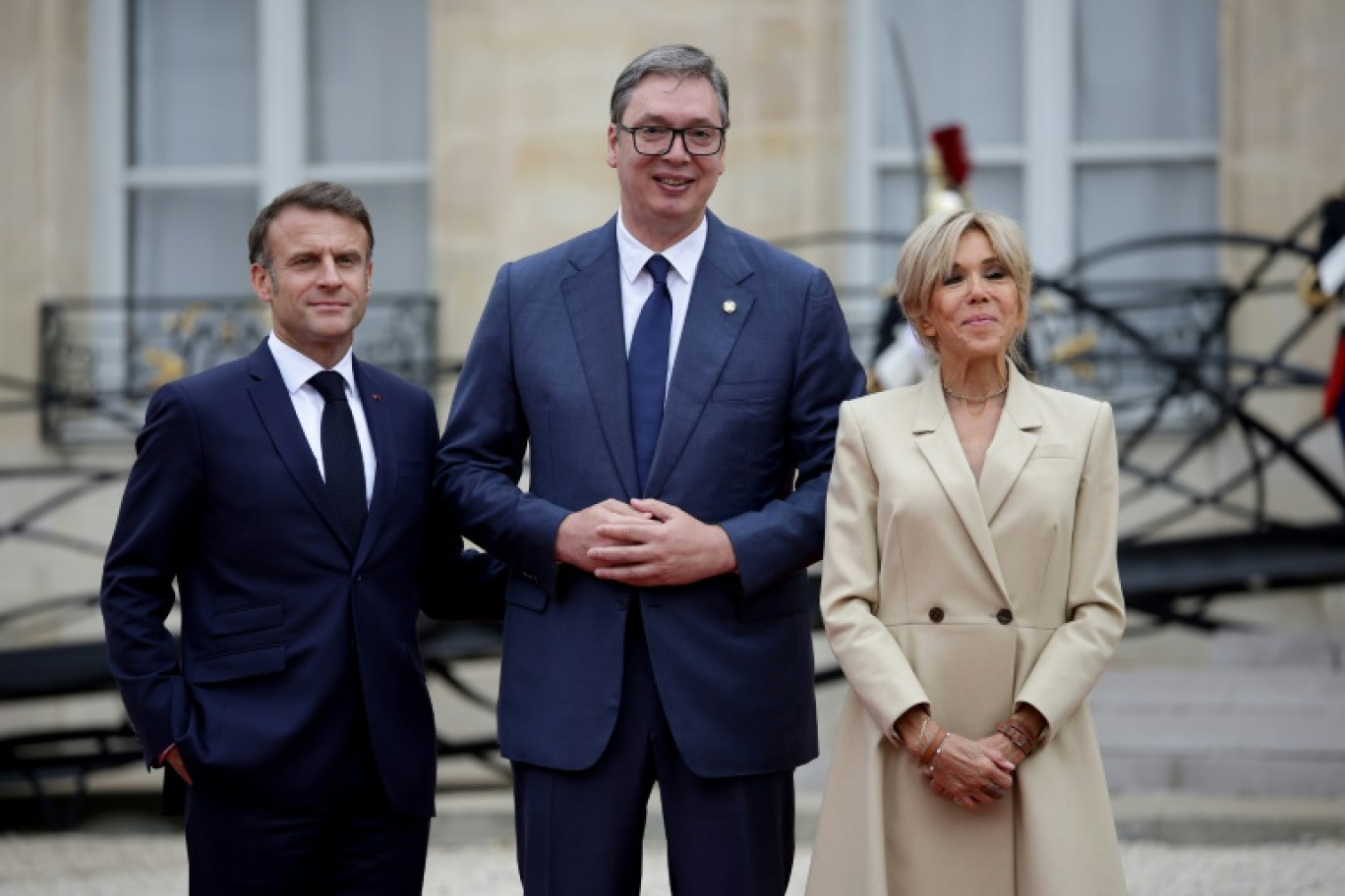 Le président français Emmanuel Macron et son homologue serbe Aleksandar Vucic (d) passent en revue la garde d'honneur, le 29 août 2024 à Belgrade © Elvis BARUKCIC