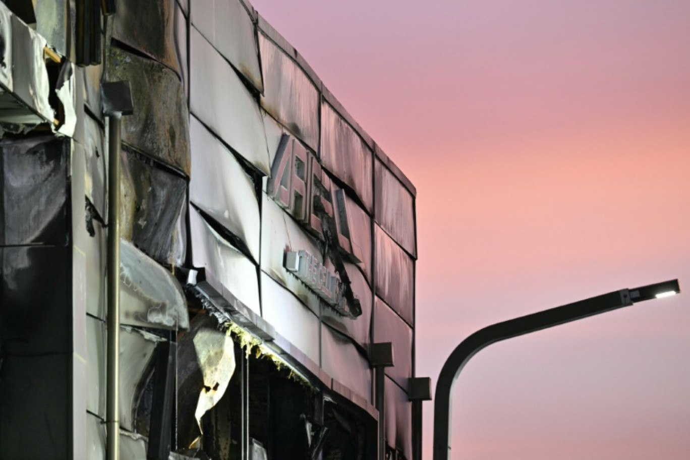 La façade de l'usine de batteries au lithium du groupe sud-coréen Aricell endommagé par un incendie à Hwaseong, le 24 juin 2024 © ANTHONY WALLACE