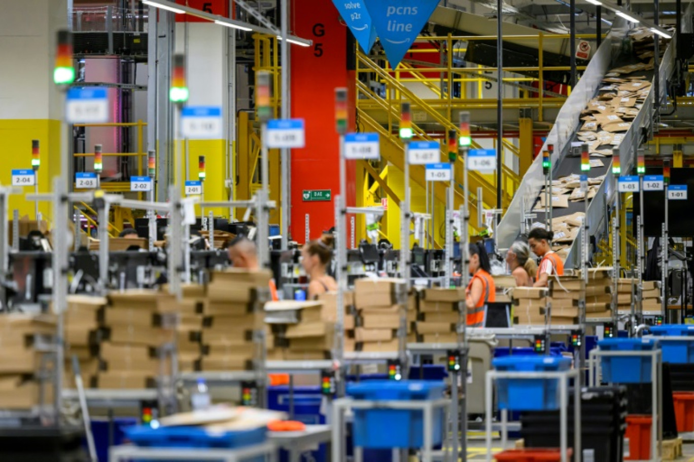 Des employés d'Amazon préparent des commandes au centre de distribution à Augny, près de Metz, le 29 août 2024 en Moselle © Jean-Christophe VERHAEGEN